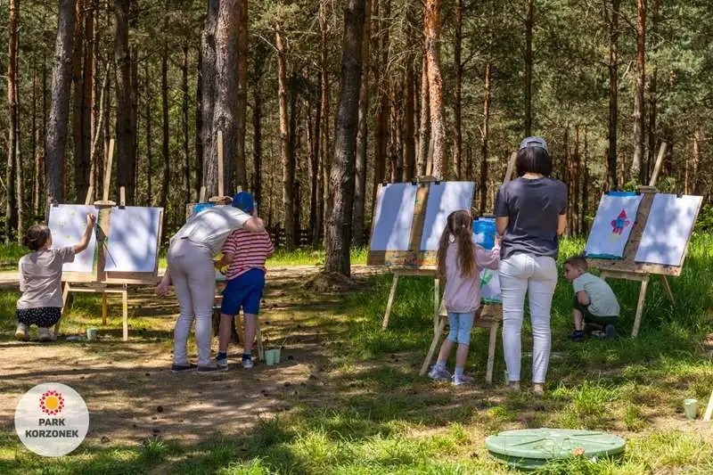 Zajęcia plastyczne w Parku Korzonek na świeżym powietrzu.
